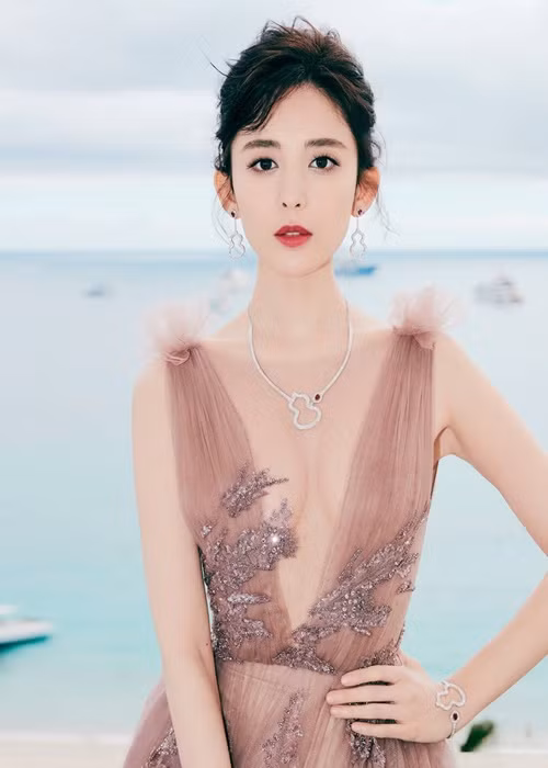 Cổ Lực Na Trát từng bị 3 bạn trai cũ tung ảnh ngày còn mặn nồng. Ảnh: Arttimes