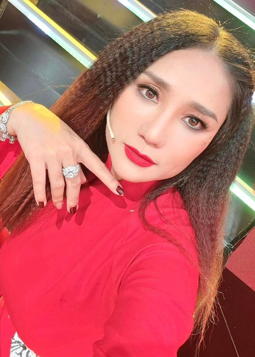 Bà mẹ một con có 5 năm ca hát trước khi chuyên tâm làm MC, diễn kịch, đóng phim. Ảnh: FBNV