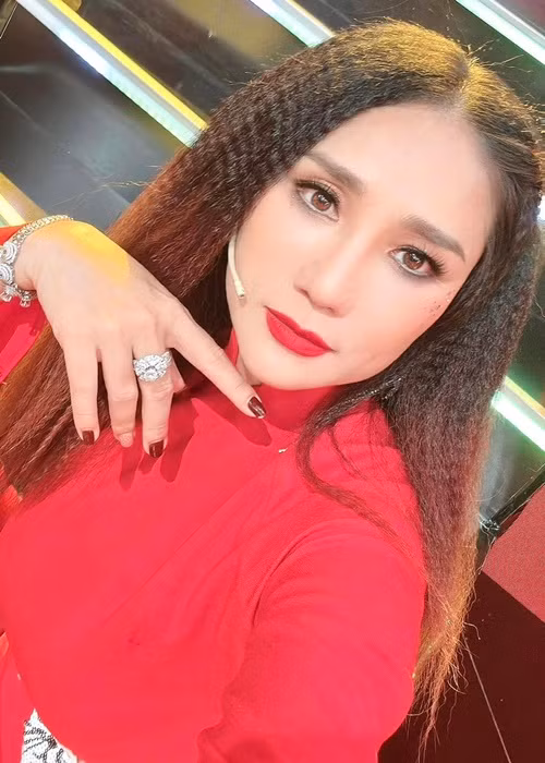 Bà mẹ một con có 5 năm ca hát trước khi chuyên tâm làm MC, diễn kịch, đóng phim. Ảnh: FBNV