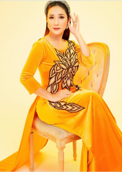 Cát Tường chia sẻ lý do bỏ ca hát: “Tôi đi hát mà đôi lúc quên lời, quên ngang luôn dù đó là bài ruột của mình. Tôi không giải thích được hiện tượng đó... Bị vài lần, tôi mới hoang mang nghĩ, chắc mình sinh ra không phải để hát rồi. Tôi hỏi nhiều người, họ cũng bị vậy hoài. Tôi bỏ nghề vì cảm giác mình không có duyên với nghề đó. Tôi lấy chồng bỏ cuộc chơi luôn”. Ảnh: FBNV