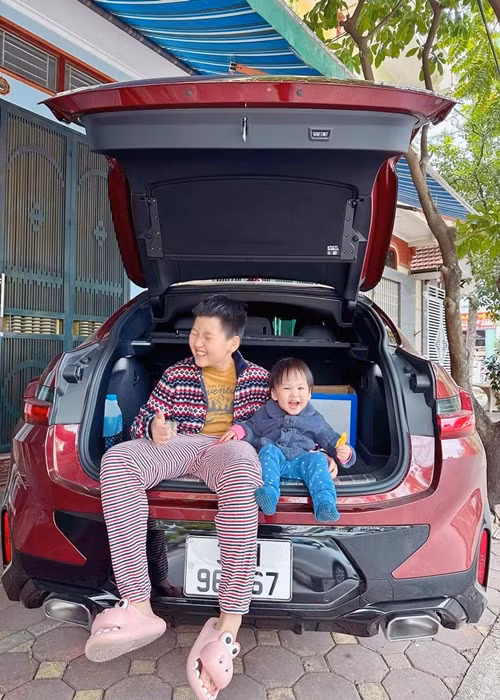 Bé Nanu được mọi người trong nhà cưng chiều.