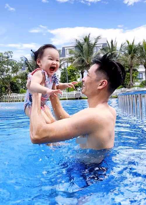 Bé Nanu rất hay cười. Nhiều người nhận xét, cô nhóc có nụ cười giống mẹ.