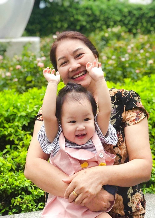 Bảo Thanh được chồng, mẹ ruột hỗ trợ chăm sóc con gái.