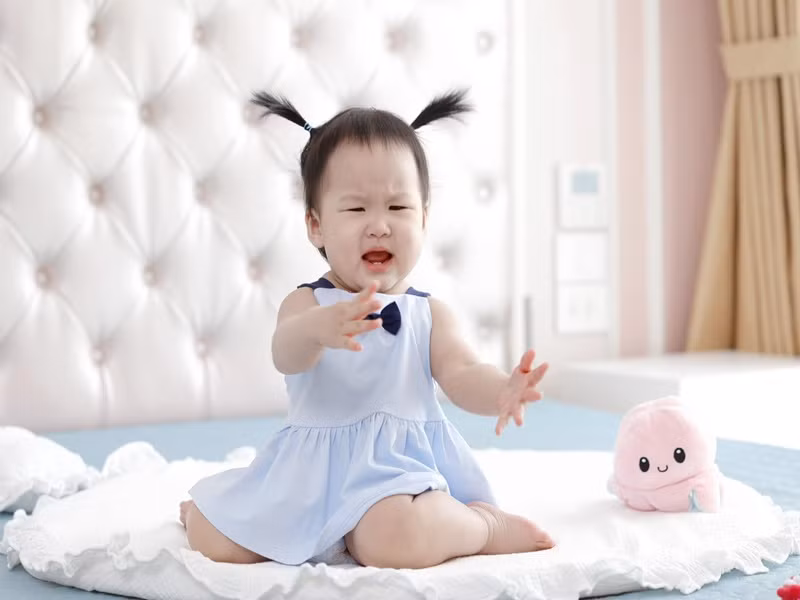 Khoảnh khắc cô nhóc đòi mẹ bế.