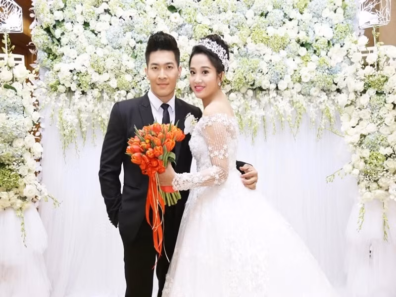 Ban đầu, gia đình Hồng Phượng không ủng hộ chuyện tình của nữ MC bởi Quốc Cơ là nghệ sĩ xiếc. Tuy nhiên, cuối cùng bố mẹ của Hồng Phượng cũng đồng ý cho cả hai tiến tới hôn nhân. Ảnh: Dân Trí