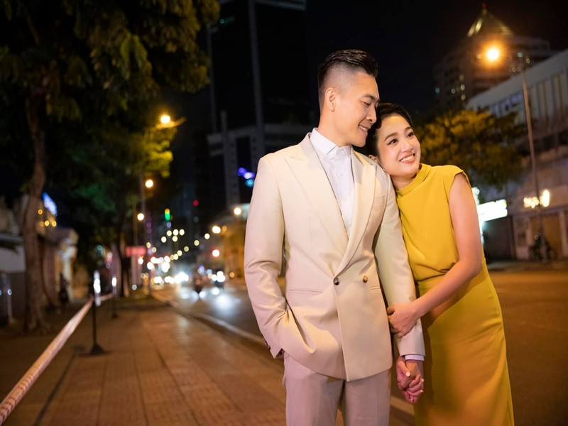 Một năm đầu sau khi kết hôn, vợ chồng Hồng Phượng mâu thuẫn vì ai cũng muốn giữ cái tôi, thậm chí nghĩ đến chuyện ly hôn. Tuy nhiên, chính con trai đầu lòng giúp cho cả hai học cách chấp nhận khuyết điểm và trân trọng ưu điểm của nhau. Ảnh: FBNV