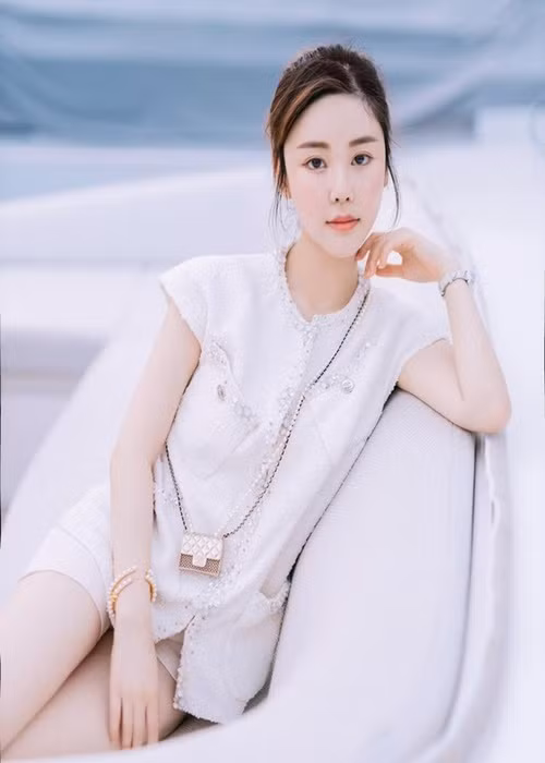 Sau khi ly hôn Alex Kwong, Thái Thiên Phượng vốn có trách nhiệm với gia đình chồng cũ. Cô mua một căn hộ và cho cha của chồng cũ đứng tên, thuê anh trai chồng cũ làm tài xế riêng và hỗ trợ tài chính cho người chồng cũ thất nghiệp. Năm 2022, Thái Thiên Phượng muốn bán căn hộ gia đình chồng cũ đang sinh sống. Ảnh: Instagram