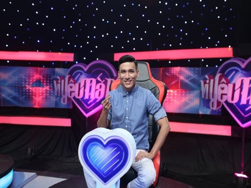 Khi tham gia “Vì yêu mà đến”, dù được 5 cô gái tỏ tình, anh vẫn từ chối, đề nghị kết bạn trước khi tiến xa hơn. Ảnh: Arttimes