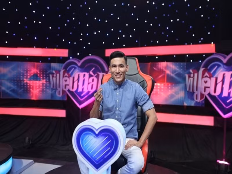 Khi tham gia “Vì yêu mà đến”, dù được 5 cô gái tỏ tình, anh vẫn từ chối, đề nghị kết bạn trước khi tiến xa hơn. Ảnh: Arttimes