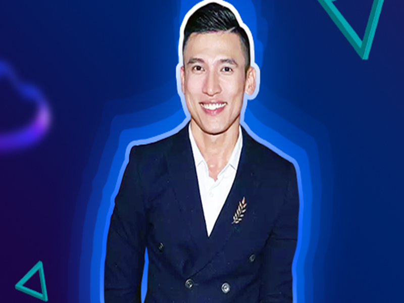 Vietnamnet dẫn lời của Hải Quân: “Tôi không phải kiểu người đào hoa. Trước đây tôi từng có mối tình sâu đậm, do không hợp nhau nên đã dừng lại. Khi yêu, tôi rất nghiêm túc, luôn muốn đi đến hôn nhân nhưng duyên phận chưa tới. Bất cứ cô gái nào lên sân khấu tỏ tình, tôi đều trân trọng nhưng chuyện tình cảm không thể gượng ép được”. Ảnh: Vì yêu mà đến