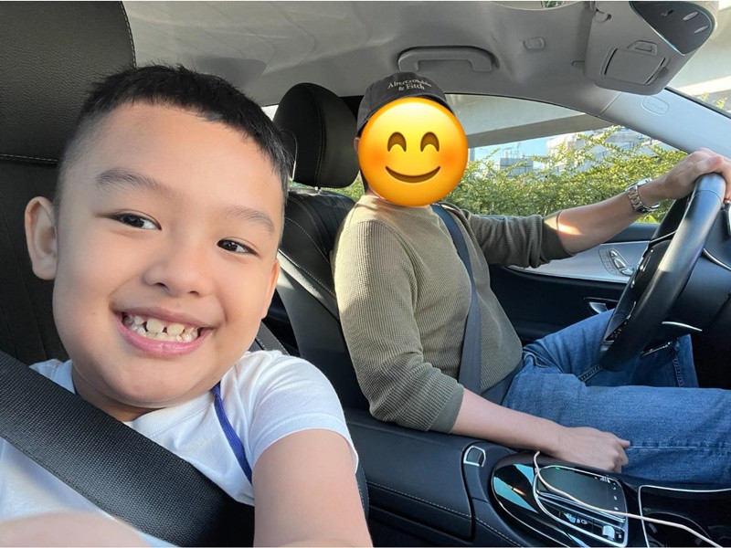 Con riêng của nữ diễn viên được chồng của cô yêu thương như con đẻ. “Phần thưởng cho con vì con ngoan và đạt kết quả tốt học kỳ 1. Xin bố đôi giày đinh và bố đã thưởng thêm 1 đôi giày nữa”, Lê Bê La khéo khoe chồng yêu thương con riêng của cô.