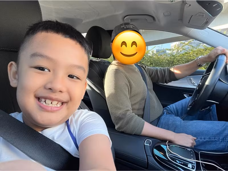 Con riêng của nữ diễn viên được chồng của cô yêu thương như con đẻ. “Phần thưởng cho con vì con ngoan và đạt kết quả tốt học kỳ 1. Xin bố đôi giày đinh và bố đã thưởng thêm 1 đôi giày nữa”, Lê Bê La khéo khoe chồng yêu thương con riêng của cô.