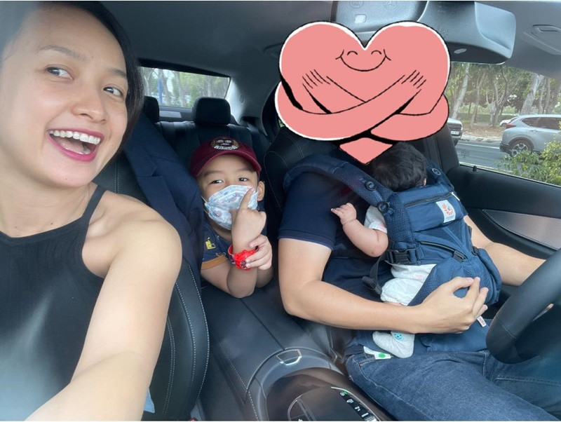 Nữ diễn viên từng tâm sự, ông xã của cô luôn cười và nhìn gia đình của hai người với ánh mắt dịu dàng nhất.