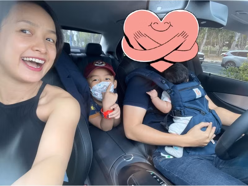 Nữ diễn viên từng tâm sự, ông xã của cô luôn cười và nhìn gia đình của hai người với ánh mắt dịu dàng nhất.