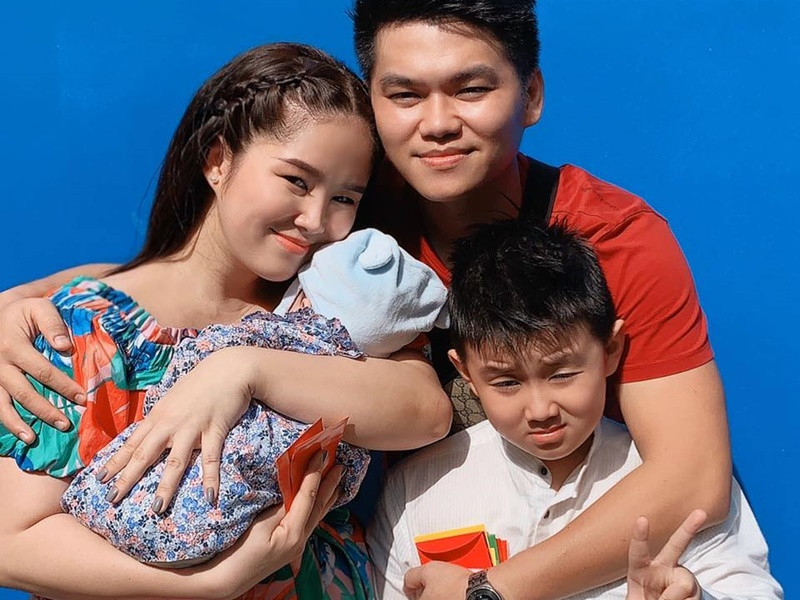 Khi Lê Phương bị chê vóc dáng hậu sinh con gái thứ hai, Trung Kiên bênh vực vợ. "Trời ơi, nặng lời dữ vậy. Mọi người ơi, vợ em hiện tại đang kỵ những từ béo, mập, tròn. Chê em thôi, em chịu chứ đừng chê vợ em", Trung Kiên đáp trả bình luận “Phương mập quá” của một cư dân mạng.