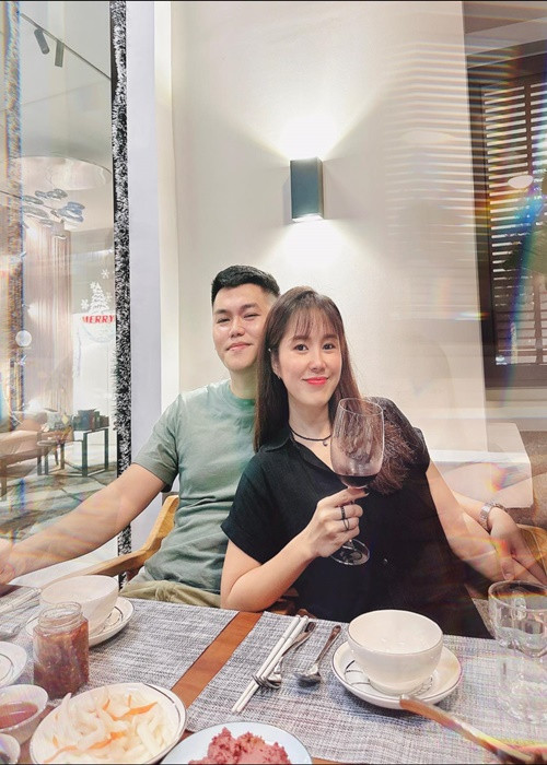 Nam ca sĩ ủng hộ bà xã hoạt động nghệ thuật, không ghen khi cô đóng cảnh tình cảm. Mới đây, Trung Kiên chia sẻ dự án phim mới của Lê Phương và hài hước viết: "Chúc mừng vợ yêu với bộ phim điện ảnh đầu tiên thỏa lòng chờ đợi bấy lâu, từ nhỏ tới lớn anh là trùm sợ ma không biết tối nay sẽ che mặt vì cảnh gặp ma hay cảnh nam và nữ chính "thơm nhau" âu yếm đây".