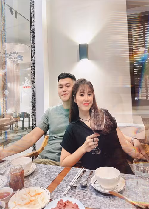 Nam ca sĩ ủng hộ bà xã hoạt động nghệ thuật, không ghen khi cô đóng cảnh tình cảm. Mới đây, Trung Kiên chia sẻ dự án phim mới của Lê Phương và hài hước viết: "Chúc mừng vợ yêu với bộ phim điện ảnh đầu tiên thỏa lòng chờ đợi bấy lâu, từ nhỏ tới lớn anh là trùm sợ ma không biết tối nay sẽ che mặt vì cảnh gặp ma hay cảnh nam và nữ chính "thơm nhau" âu yếm đây".