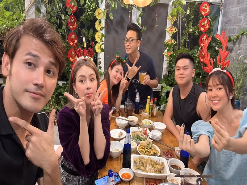 Trung Kiên luôn nhiệt tình hộ tống Lê Phương đi khắp mọi nơi từ đi dự sự kiện, đóng phim hay đi gặp gỡ bạn bè.