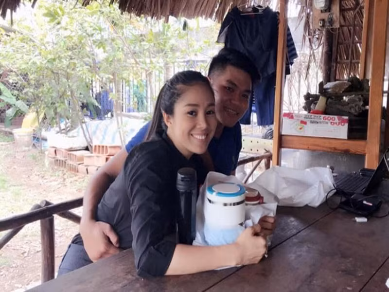 Nam ca sĩ không ngại nấu cơm mang lên trường quay cho vợ.