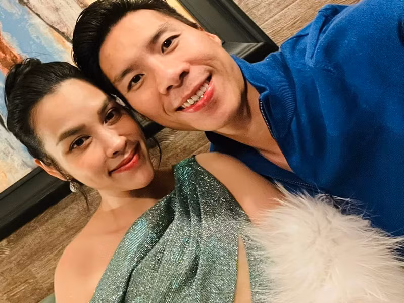 Nữ ca sĩ hạnh phúc khi luôn có chồng đồng hành. Ảnh: FBNV