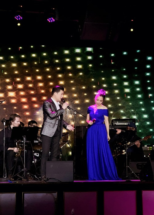 Ngọc Mai khoe được ông xã chụp ảnh trên sân khấu khi lưu diễn. Ảnh: FBNV