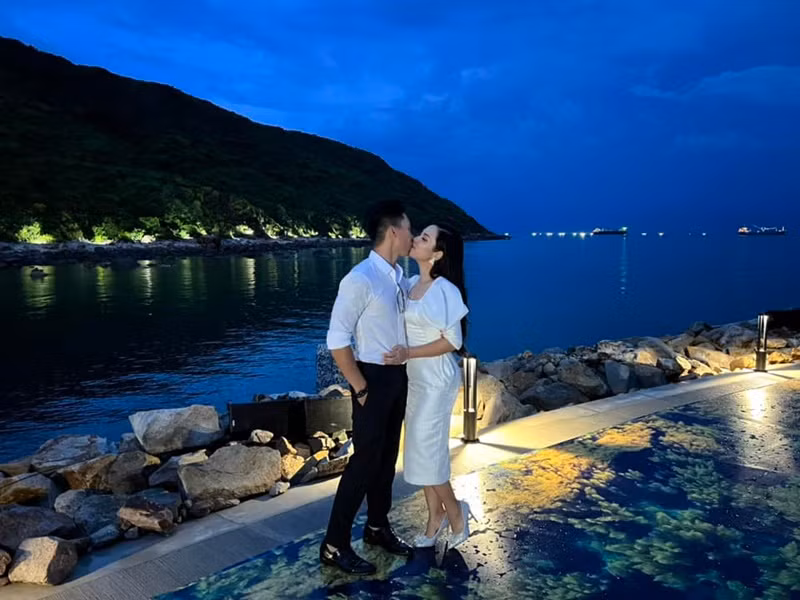 Dịp Valentine 2023, Quốc Nghiệp tung loạt ảnh hôn bà xã. Ảnh: FBNV