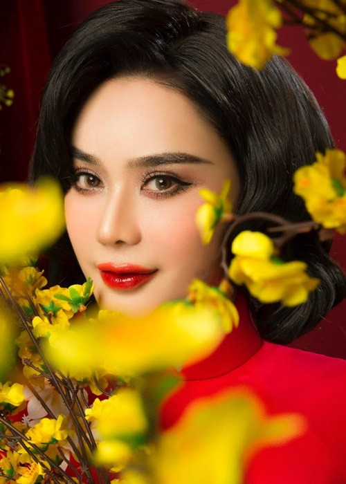 Trong một chương trình, Lâm Khánh Chi bị một cư dân mạng chê: "Hồi chưa chuyển giới thì còn bài hit này nọ, giờ chuyển giới rồi thì chẳng còn tập trung vào ca hát nữa, suốt ngày chiêu trò”. Đối mặt với ý kiến này, cô cho hay: "Tại sao bạn lại cho rằng tôi chuyển giới thì không tập trung ca hát nữa? Tôi vẫn ra bài hát, album liên tục. Những bài hát trên Youtube của tôi lên tới cả trăm bài, bạn có thể lên xem thử. Hay bạn muốn tôi in một cái đĩa 100 bài để gửi tới nhà cho bạn làm bằng chứng thì mới được? Bấm tên tôi lên Youtube, bài hát của tôi ngập tràn, tôi nhìn còn chóng mặt mà bạn lại bảo tôi không tập trung ca hát?". Ảnh: FBNV