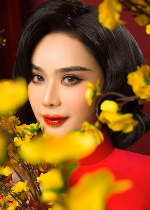 Trong một chương trình, Lâm Khánh Chi bị một cư dân mạng chê: "Hồi chưa chuyển giới thì còn bài hit này nọ, giờ chuyển giới rồi thì chẳng còn tập trung vào ca hát nữa, suốt ngày chiêu trò”. Đối mặt với ý kiến này, cô cho hay: "Tại sao bạn lại cho rằng tôi chuyển giới thì không tập trung ca hát nữa? Tôi vẫn ra bài hát, album liên tục. Những bài hát trên Youtube của tôi lên tới cả trăm bài, bạn có thể lên xem thử. Hay bạn muốn tôi in một cái đĩa 100 bài để gửi tới nhà cho bạn làm bằng chứng thì mới được? Bấm tên tôi lên Youtube, bài hát của tôi ngập tràn, tôi nhìn còn chóng mặt mà bạn lại bảo tôi không tập trung ca hát?". Ảnh: FBNV