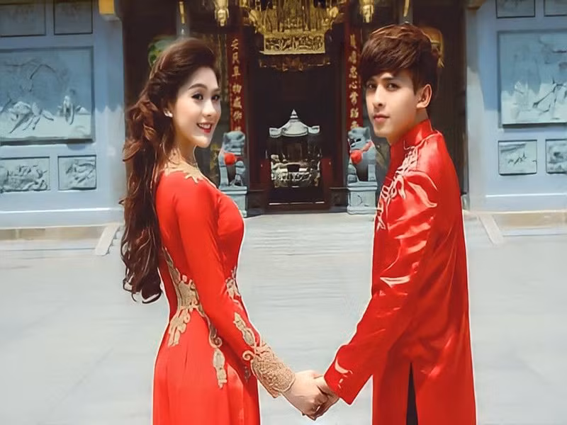 Cách đây ít ngày, Lâm Khánh Chi bị antifan chê già như mẹ của Hồ Quang Hiếu khi đăng tải hình ảnh bên nam ca sĩ này. Ảnh: FBNV