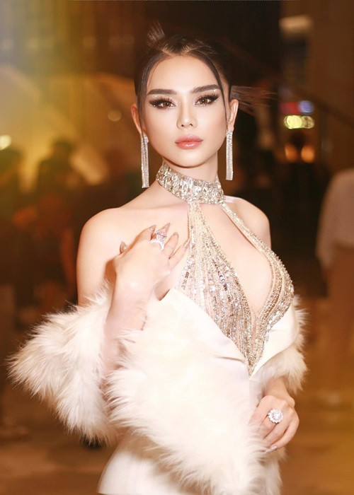 ...Tại sao chị buông lời cay đắng, xúc phạm, mỉa mai, em hả chị... Chị H có xinh đẹp, nhưng phát ngôn của chị quá kém cỏi, em rất tiếc cho chị. Mọi người vào xem lời bình luận của chị H”, Lâm Khánh Chi viết. Ảnh: FBNV