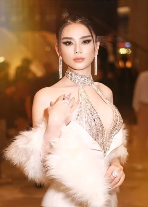 ...Tại sao chị buông lời cay đắng, xúc phạm, mỉa mai, em hả chị... Chị H có xinh đẹp, nhưng phát ngôn của chị quá kém cỏi, em rất tiếc cho chị. Mọi người vào xem lời bình luận của chị H”, Lâm Khánh Chi viết. Ảnh: FBNV