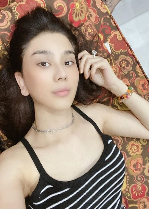 Bị “dìm” nhan sắc, Lâm Khánh Chi đáp trả: "Nghĩ sao mà so sánh như thế lấy tấm hình này để dìm hàng chị hả mấy em. Chị đẹp hay không cả thế giới ai cũng biết em nhé. Đừng giống có mắt mà không tròng nhé các em. Càng dìm chị càng đẹp ra càng hại chị càng hót. Mai chị úp hình mặt mộc cho tụi em chống mắt lên nhìn nhé. Buồn quá mọi người ơi". Sau đó, Lâm Khánh Chi đăng ảnh để mặt mộc và chia sẻ: "Muốn so thì lấy hình đàng hoàng mà so sánh nhé. Chấp luôn nè. Mọi người hãy lấy lại công bằng cho Khánh Chi nhé”. Ảnh: Công lý và xã hội