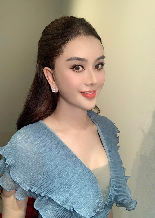 Nữ ca sĩ đáp trả: “Sáng ngủ dậy anh súc miệng chưa”. Sau đó, cô chỉnh sửa bình luận thành: "Vô duyên". Ảnh: FBNV