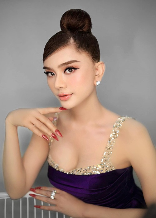 Sau khi phẫu thuật thanh quản, Lâm Khánh Chi bị một cư dân mạng mỉa mai: "Tiếng đàn ông cũng không ra đàn ông, đàn bà cũng không ra đàn bà". Trước bình luận này, cô phản hồi: "Ủa vậy có ảnh hưởng đến chị không? Sao miệng chị ác vậy? Chị tu cái miệng lại, tích đức cho con chị nhé. Chúc chị sống lâu trăm tuổi". Ảnh: FBNV