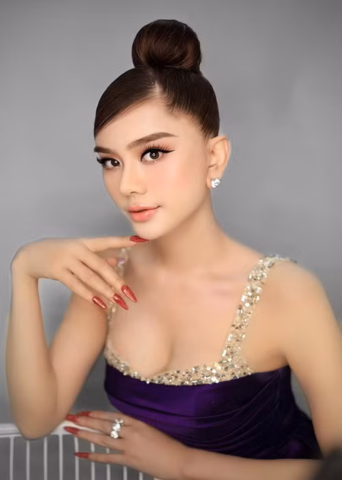 Sau khi phẫu thuật thanh quản, Lâm Khánh Chi bị một cư dân mạng mỉa mai: "Tiếng đàn ông cũng không ra đàn ông, đàn bà cũng không ra đàn bà". Trước bình luận này, cô phản hồi: "Ủa vậy có ảnh hưởng đến chị không? Sao miệng chị ác vậy? Chị tu cái miệng lại, tích đức cho con chị nhé. Chúc chị sống lâu trăm tuổi". Ảnh: FBNV