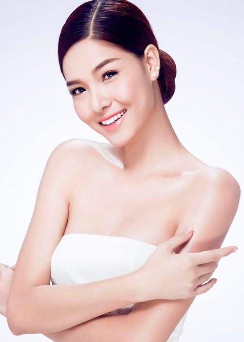 Mới đây, Kỳ Hân "than thở", Mạc Hồng Quân vắng nhà khi cô đón tuổi mới. "Sinh nhật cứ thế trôi qua 7 năm nay. Như 1 ngày không ai nhớ tới. Nếu như sống ở Sài Gòn thì giờ này đang chuẩn bị cho bữa tiệc để tối đón bạn bè. Nhưng rất tiếc vì ở Hà Nội nên chẳng có người bạn nào, vì vậy nên vẫn mỉm cười kệ thời gian trôi. Lấy chồng cầu thủ thì phải chịu cảnh này ấy. Vì công việc nên sống xa nhau mà", nữ người mẫu viết trên trang cá nhân.