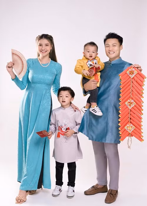 Cặp đôi có hai con trai chung: bé Tỏi (sinh năm 2016) và bé Dưa Hấu (sinh năm 2020).