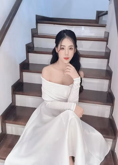 Không thể phủ nhận Hương Ly gợi cảm, trẻ trung hơn sau khi tân trang nhan sắc.