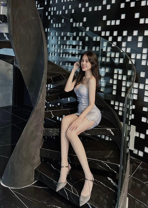 Hương Ly kết hôn năm 2013. Ông xã của cô tốt nghiệp Học viện Âm nhạc Quốc gia Việt Nam chuyên ngành piano, trên cô 2 khóa.