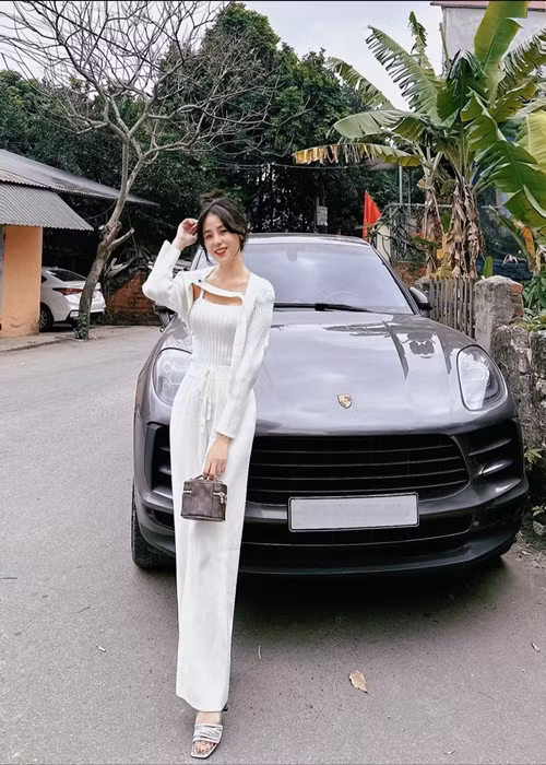 Hương Ly đã tốt nghiệp khoa Âm nhạc dân tộc của Học viện Âm nhạc Quốc gia Việt Nam.