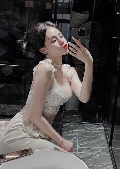 Nữ ca sĩ sinh năm 1993 chuộng váy áo tôn vòng một dao kéo.