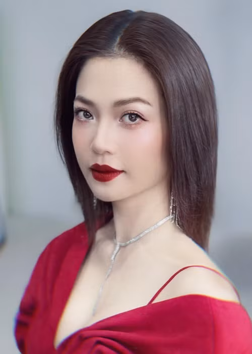 Kiều Anh sở hữu vẻ đẹp sắc sảo, quyến rũ ở tuổi 42.