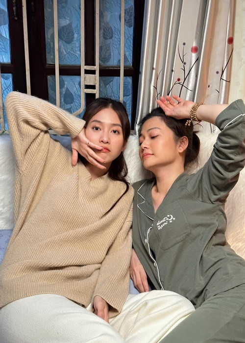 Kiều Anh trẻ trung không kém cạnh Khả Ngân dù cách biệt tuổi tác lên đến 16 tuổi.