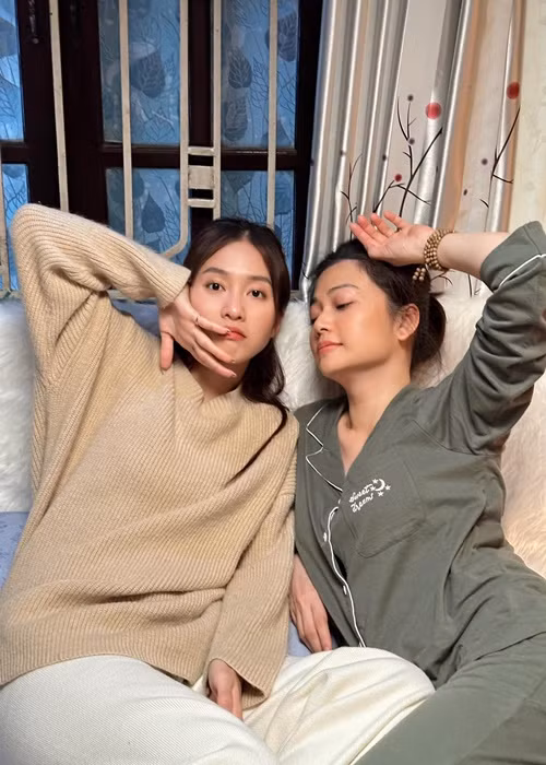 Kiều Anh trẻ trung không kém cạnh Khả Ngân dù cách biệt tuổi tác lên đến 16 tuổi.