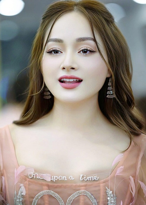 Bà mẹ một con sở hữu vẻ đẹp đầy mặn mà.