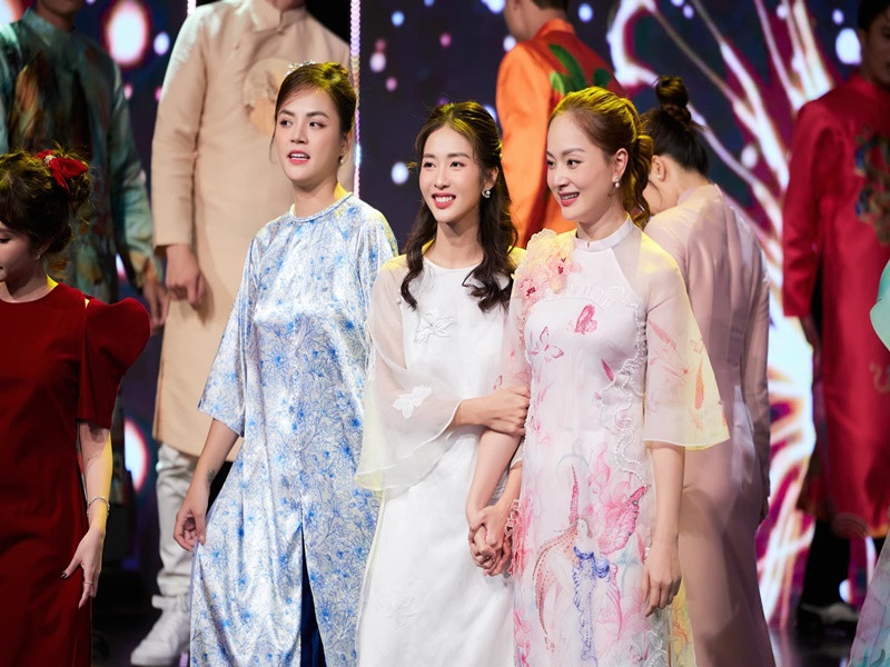 Lan Phương sinh năm 1983, hơn Khả Ngân 14 tuổi.