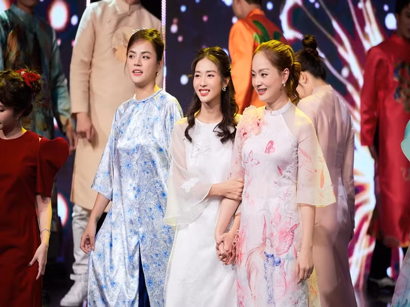 Lan Phương sinh năm 1983, hơn Khả Ngân 14 tuổi.