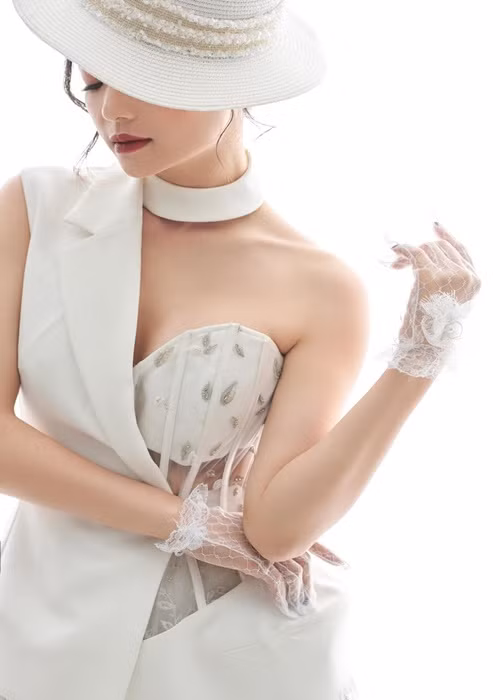 Kiều Anh sinh năm 1981, được biết đến qua vai Nhung trong phim truyền hình "Phía trước là bầu trời".