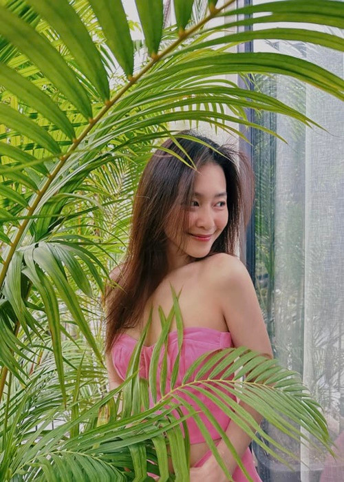 Khả Ngân có gu thời trang đời thường gợi cảm, trẻ trung.