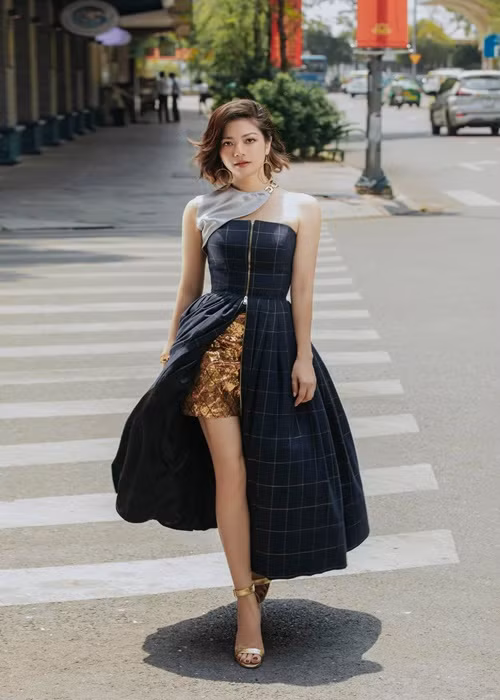 Việc gắn bó với bộ môn múa hơn 20 năm giúp nữ diễn viên phim "Gia đình mình vui bất thình lình" giữ được vóc dáng thon gọn dù từng sinh nở.